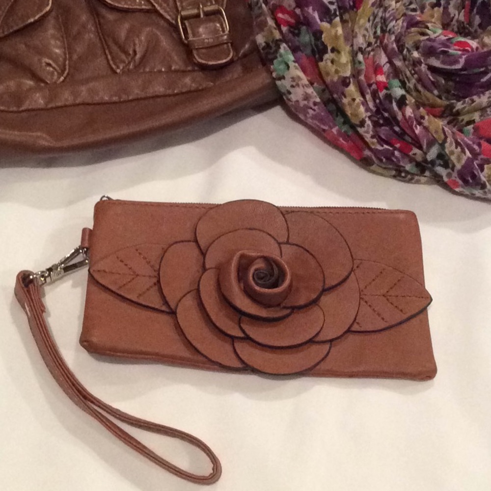 Mellow World genuine leather wristlet
